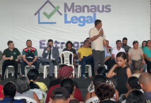 Prefeito David Almeida entrega 100 registros de imóveis na comunidade Jardim Fortaleza