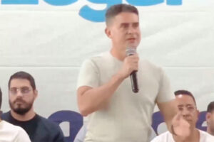 Prefeito David Almeida entrega 350 registros de imóveis a moradores do bairro Betânia